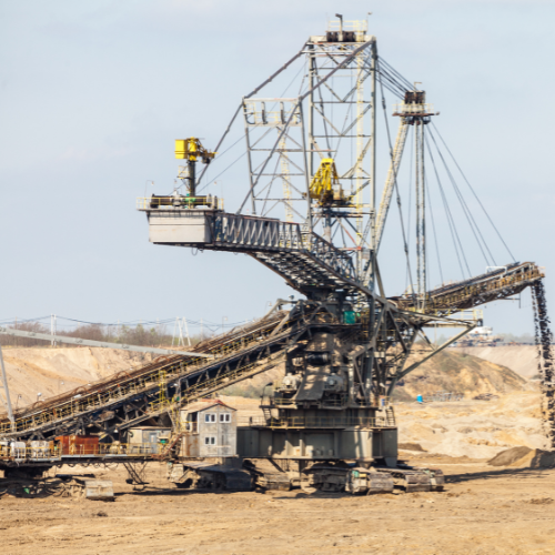 BERGBAU Technik Park - hier lassen sich zwei Giganten der Bergbautechink bestaunen... Große Abraumförderanlage in einem ehemaligen Tagebau unter blauem Himmel.