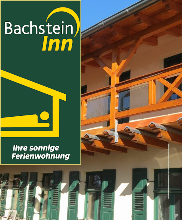 FeWo am Zwenkauer See bei Familie Bachstein Holzveranda mit Balken und Fenstern, unter blauem Himmel.