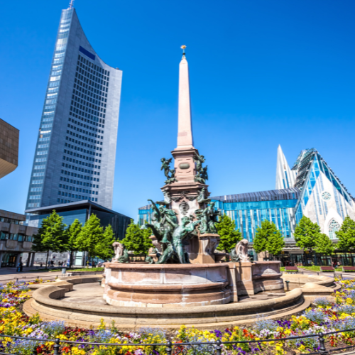 LEIPZIG erkunden - Nur 20 km von Zwenkau entfernt liegt die pulsierende Großstadt Leipzig... Ansicht von Leipzigs Augustusplatz mit Unihochhaus, Universitätskirche und Mendebrunnen