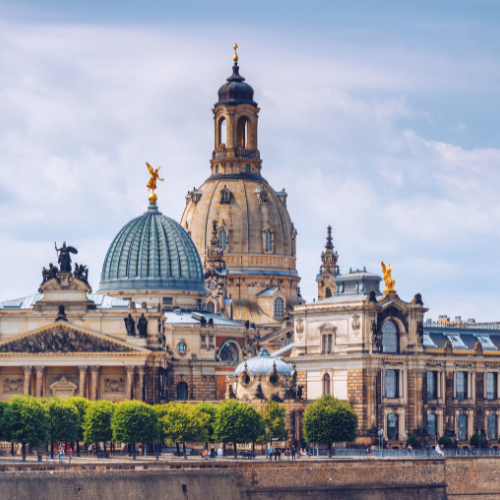 Landeshauptstadt DRESDEN - Die faszinierende Kunst- und Kulturstadt, malerisch an den Ufern der Elbe gelegen... Dresdner Architektur mit Kuppeln und goldenen Skulpturen vor blauem Himmel.
